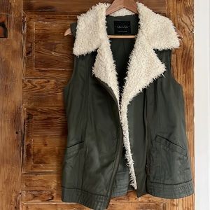 Sanctuary army, green crafted, and tailored vest with faux fur/Sherpa detail